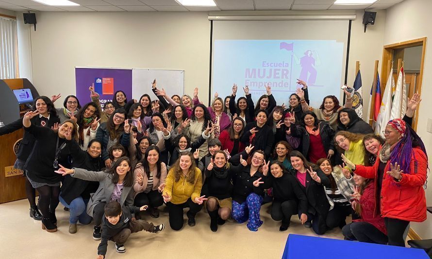 Nueva versión de "Escuela mujer emprende" certificó a 81 participantes de Los Ríos