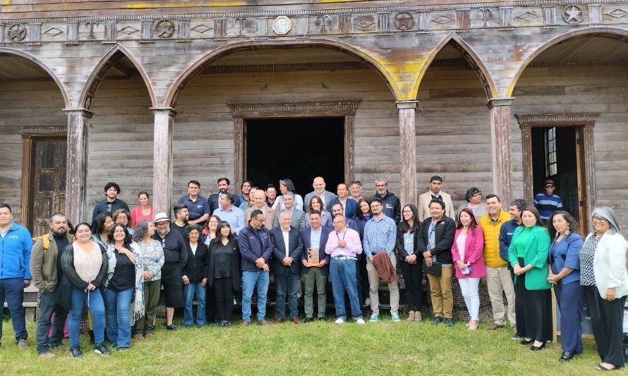En su primera visita, ministro de Economía destacó el programa PTI de Iglesias Patrimoniales de Chiloé 
