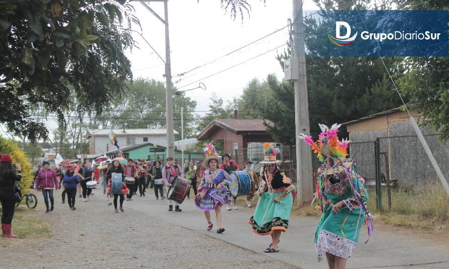 Cientos de personas participaron en el carnaval y feria de Catrico en Valdivia