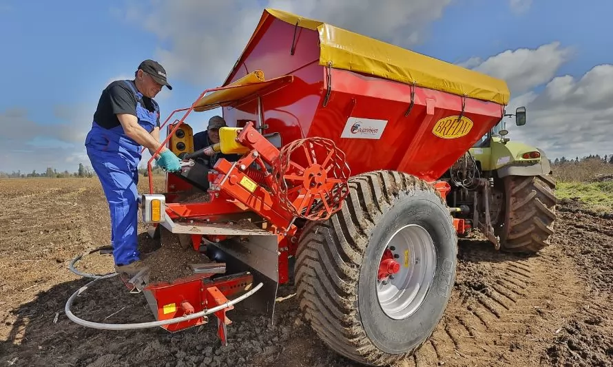 Emprendedor osornino potencia su negocio de servicio de mantenimiento de maquinaria agrícola en terreno
