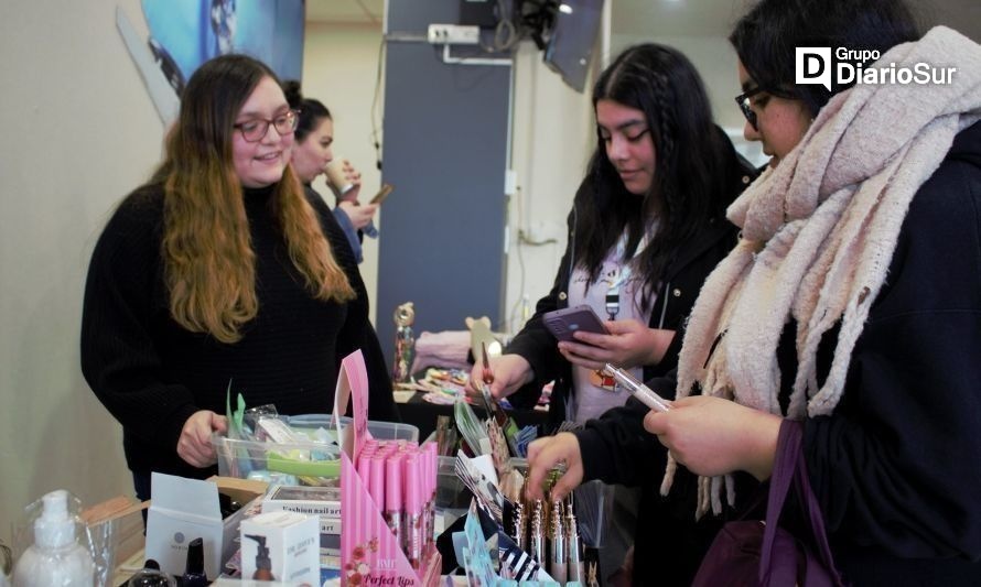 Estudiantes dan vida a "Feria de emprendimiento y empleabilidad" en Valdivia 