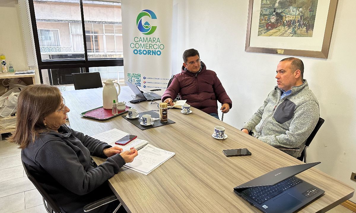 Firma de convenio entre el CDN Sercotec de Osorno y la Cámara de Comercio. Crédito: Cedida.